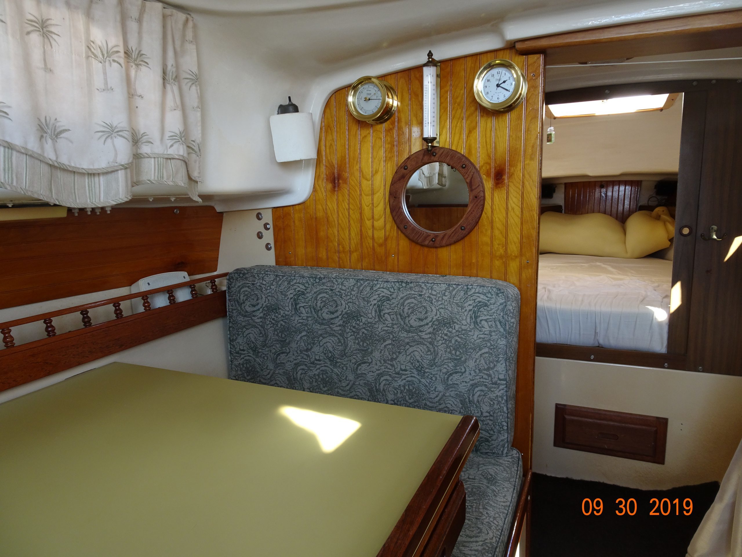 26 ft sailboat interior